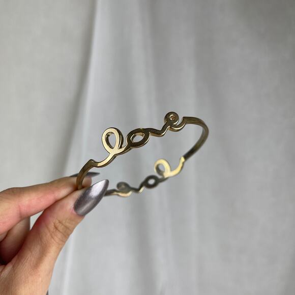 💕 NWOT Gold Tone LOVE Cursive Bangle Bracelet Size OS One Size - Picture 6 of 16